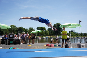 Ein Junge spricht auf einer Airtrack.