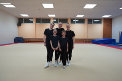 Die Tanzgruppe schaut in die Kamera.