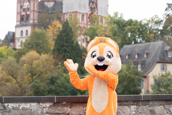 Das HTJ-Maskottchen Freddy steht auf der Brücke von Limburg.