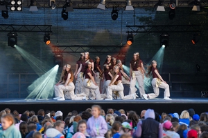 Eine Showgruppe auf der Bühne.