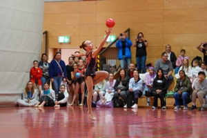 Eine Gymnastin turnt eine Übung.