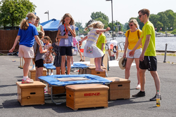 Ein Kind spielt auf einem kleinen Trampolin.