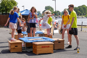 Ein Kind spielt auf einem kleinen Trampolin.