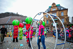 Mehrere Menschen bei einem Festumzug durch die Stadt.