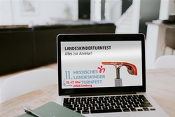 Ein Computer mit der Aufschrift zur Veranstaltung.