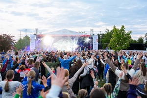 Ein Blick auf die Bühne mit Lichtershow.