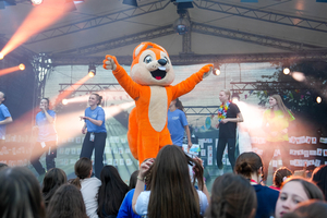 Das Maskottchen Freddy auf der Bühne. 