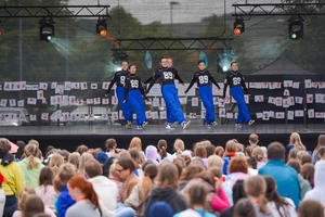 Eine Showgruppe auf der Bühne. 