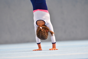 Ein Mädchen macht einen Handstand