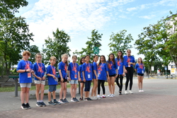 Mehrere Kinden stehen im Turnfest-T-Shirt in einer Reihe aufgestellt auf einem Schulhof.