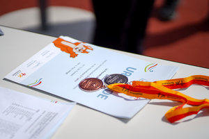 Eine Urkunde und Medaille vom Landeskinderturnfest.