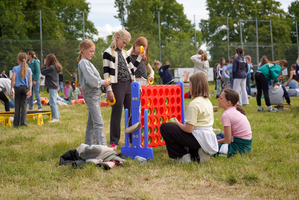 Eine Gruppe Kinder spielt an einem Mitmachangebot.
