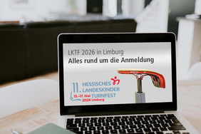Ein Laptop mit einer Aufschrift zu einem Online-Treffen.