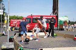 Kinder spielen auf der Straße Fußball.