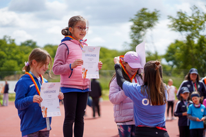 Kinder werden beim Wettkampf ausgezeichnet.