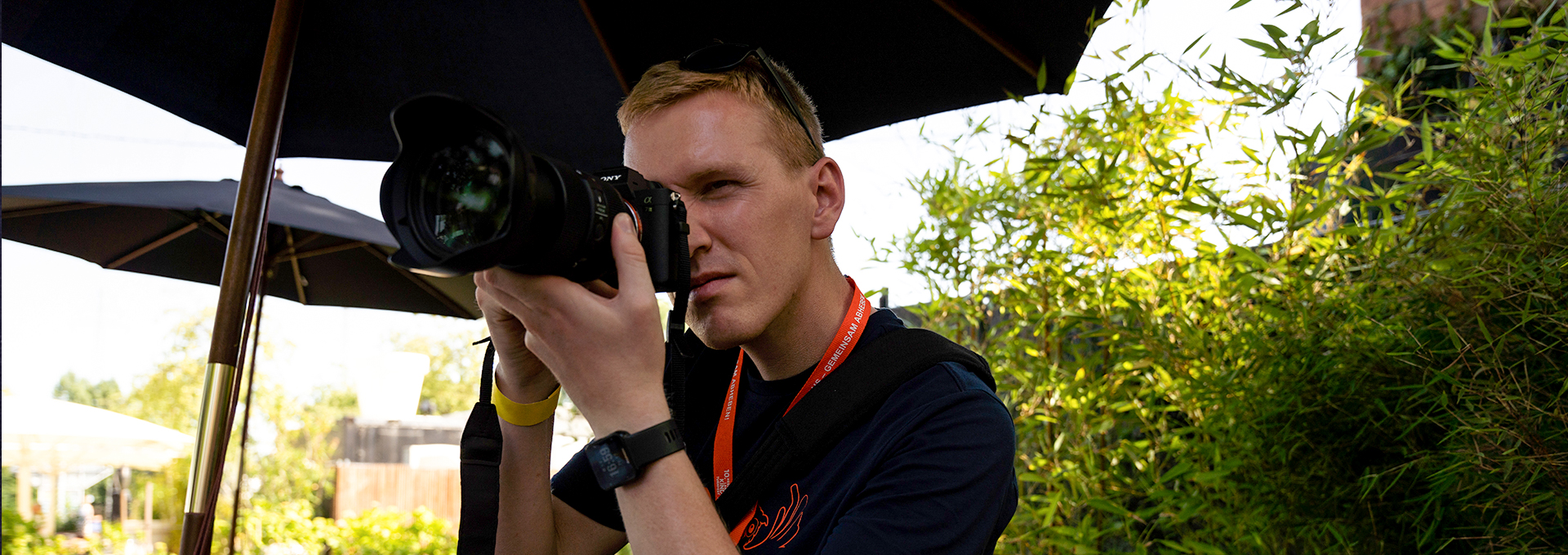 Ein Fotograf mit Kamera schießt ein Foto.