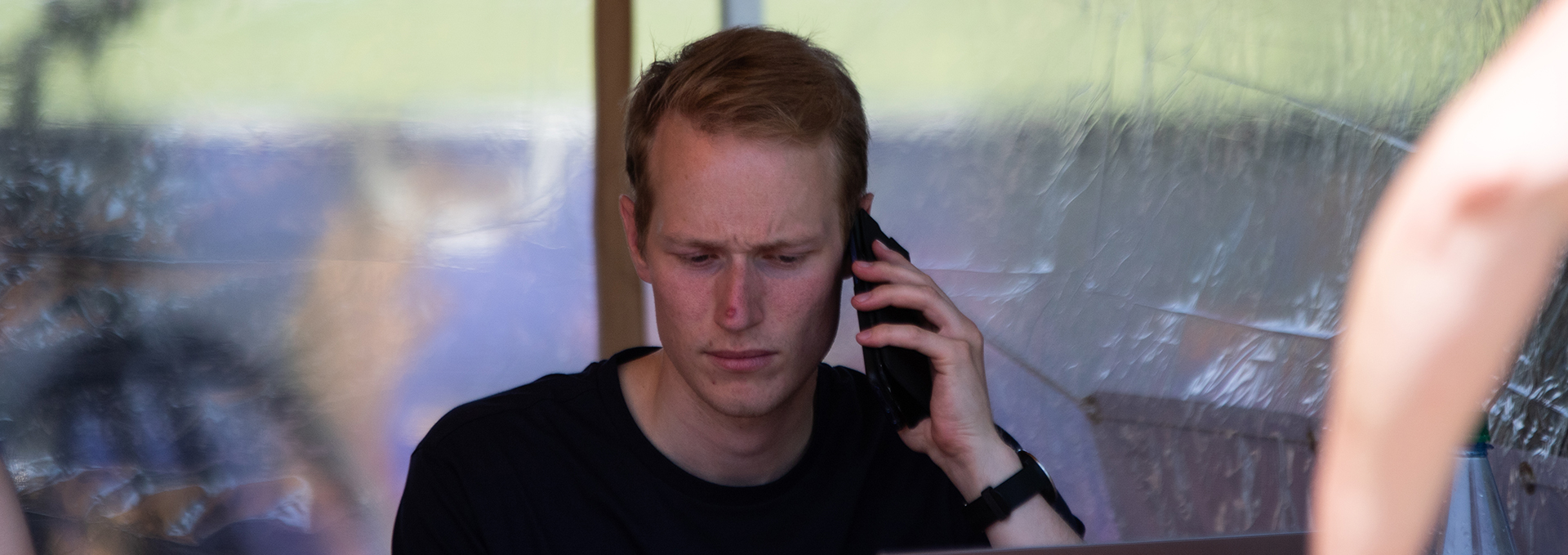 Ein Mann telefoniert.