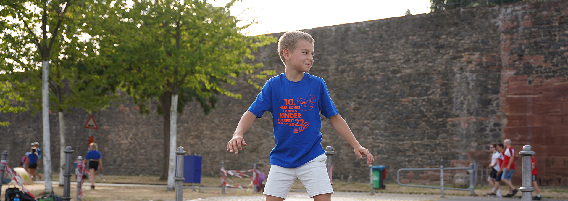 Ein Junge fährt Skateboard.