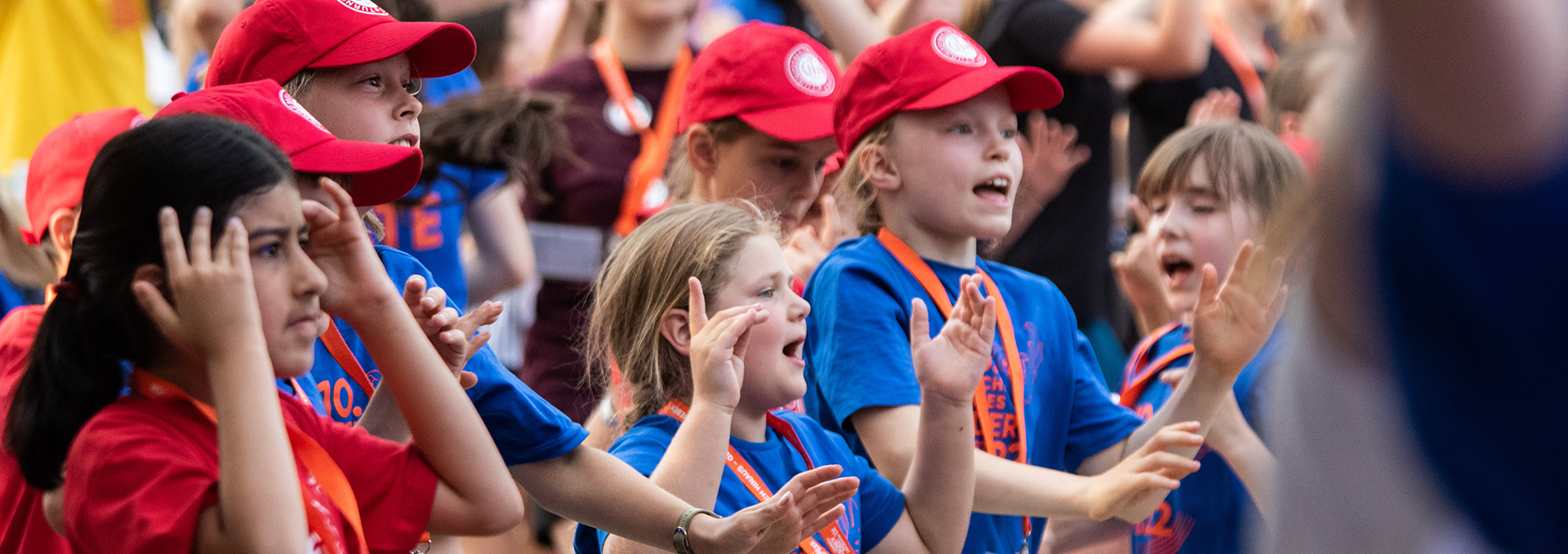 Mehrere Kinder feiern im Turnfest-T-Shirt.