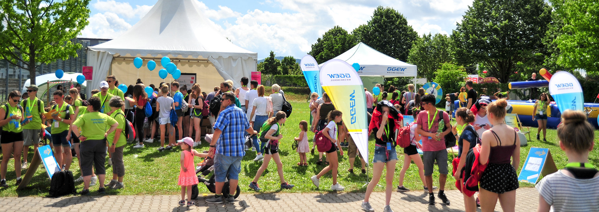 Eine Turnfestmeile mit vielen Menschen und Ständen.