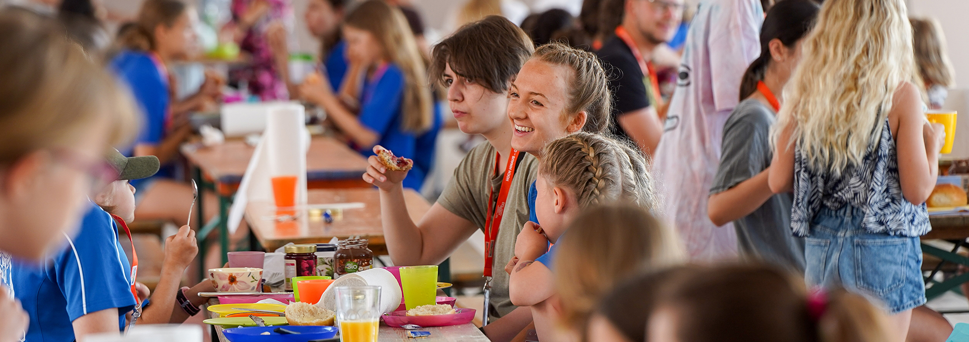 Viele Menschen beim Frühstück des Landeskinderturnfests.
