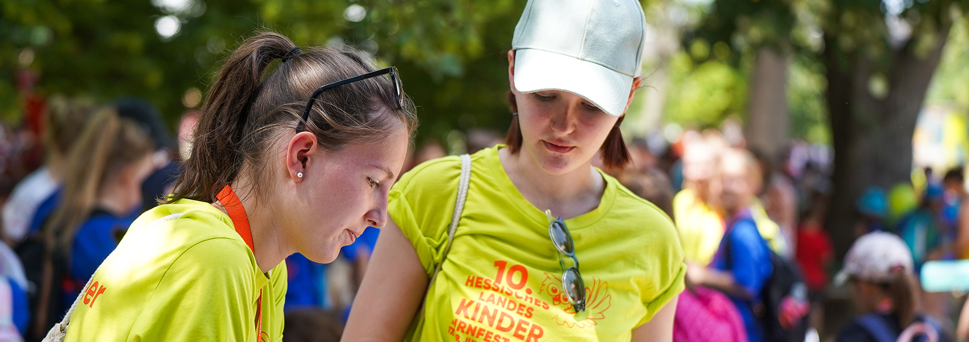 Zwei Volunteers besprechen sich.