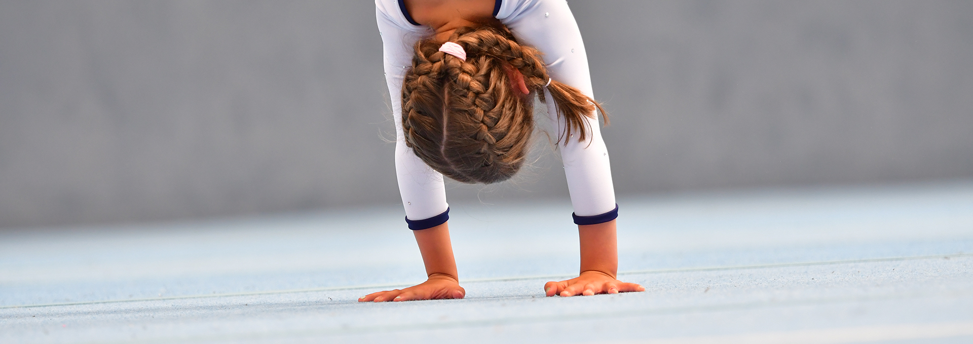 Ein Mädchen im Handstand.
