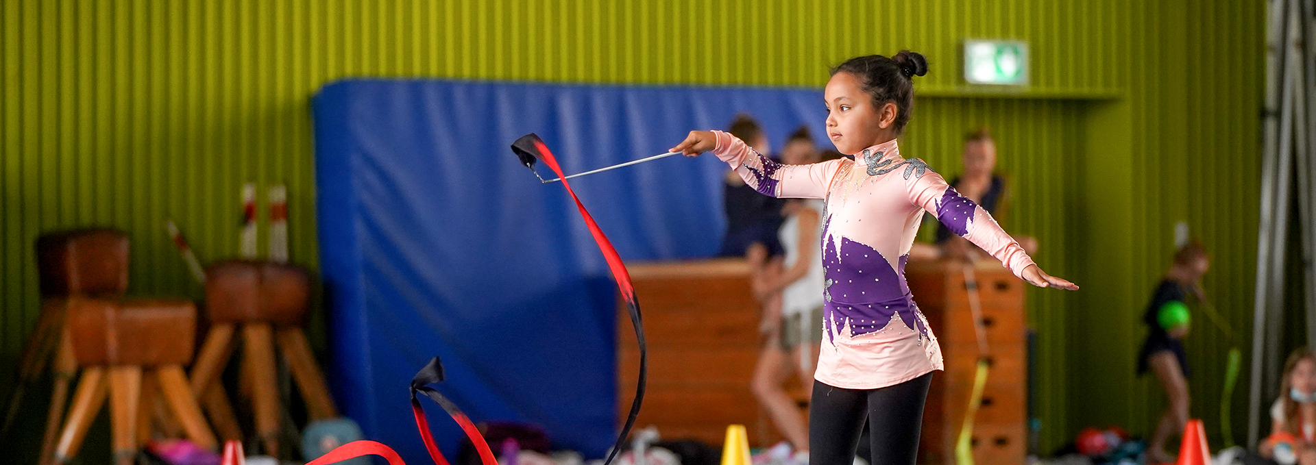 Ein Mädchen zeigt eine Gymnastik-Kür.
