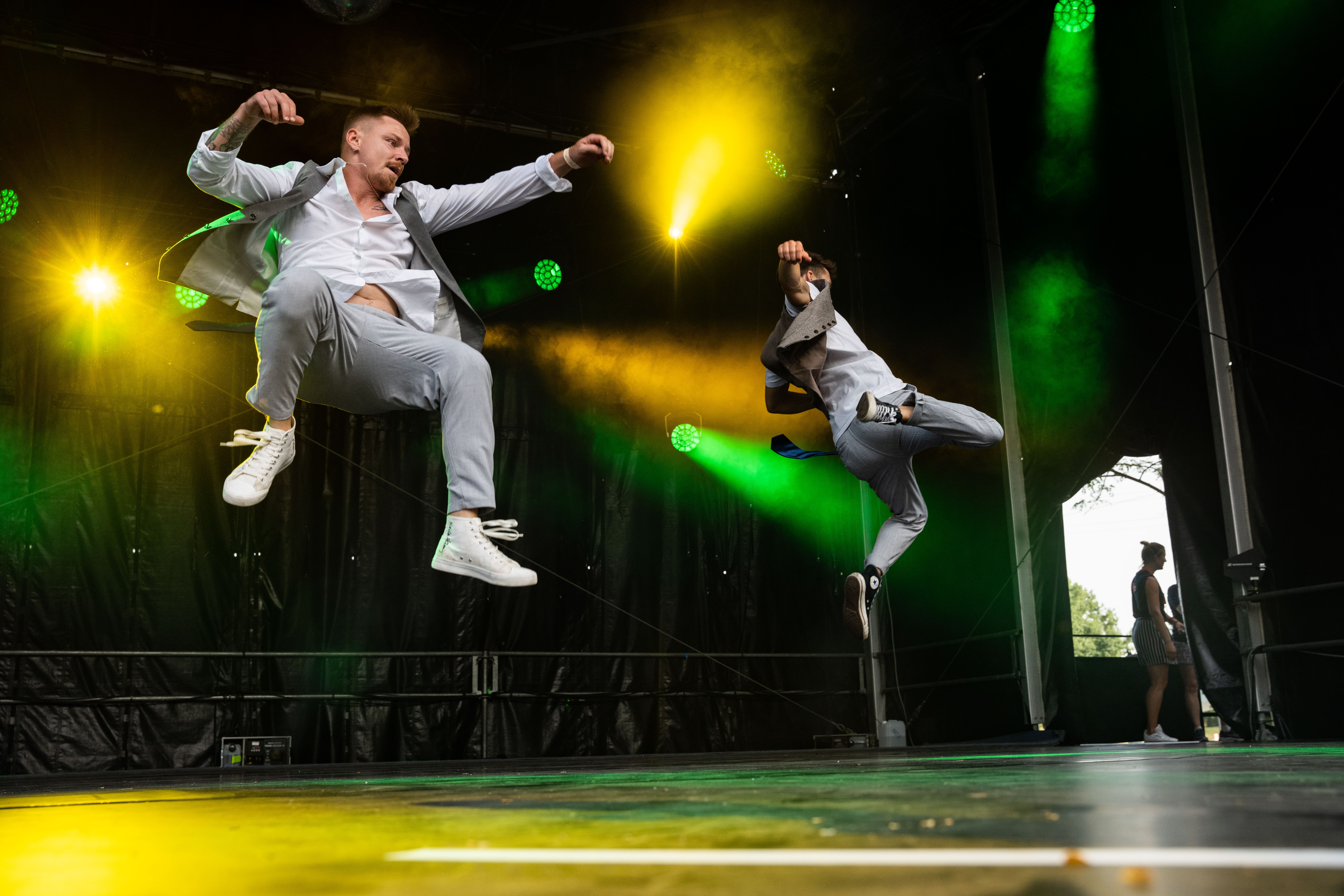 Zwei Männer tanzen Breakdance auf der Bühne.