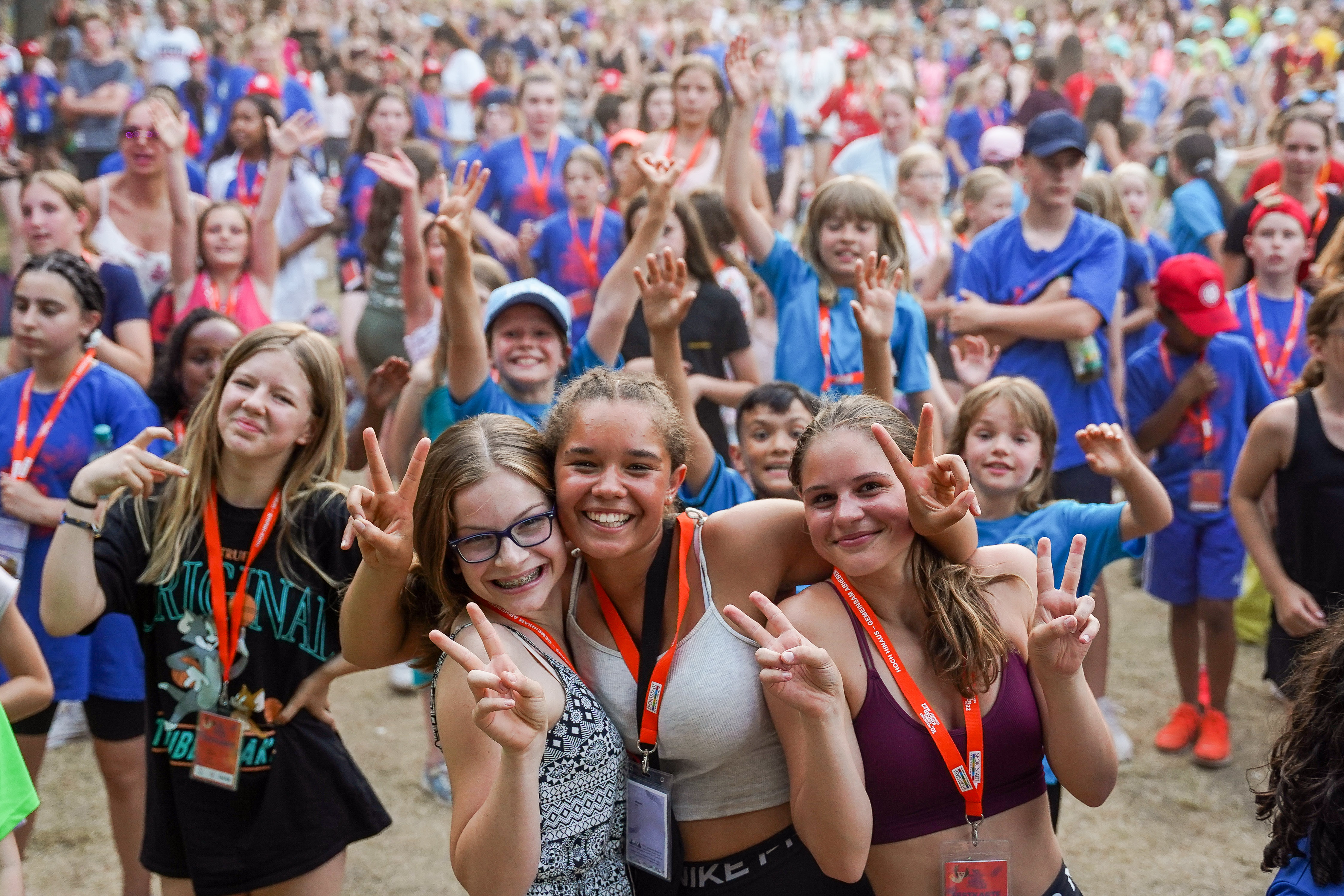 Drei Mädchen posieren bei der Kinderdisco für ein Foto.